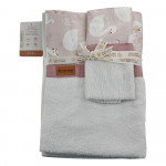 Η φωτογραφία δείχνει Το σετ πετσέτας  (2τμχ) της Bebe Stars,  είναι η τέλεια λύση για γονείς που θέλουν να τυλίξουν το μικρό τους με ζεστασιά και απαλότητα αμέσως μετά το μπάνιο και να προσφέρουν τη μέγιστη άνεση στο δέρμα του μωρού τους.