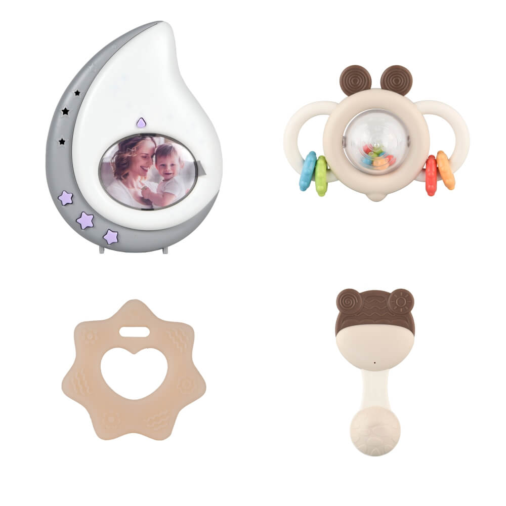 Η φωτογραφία δείχνει – Το σετ διαθέτει λάμπα νυκτός, μασητικά και κουδουνίστρες.