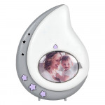 Η φωτογραφία δείχνει – Το σετ διαθέτει λάμπα νυκτός, μασητικά και κουδουνίστρες.