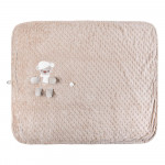 Η φωτογραφία δείχνει Το σετ περιλαμβάνει 2 κουδουνίστρες σε σχήμα αρκουδάκι για ατελείωτο παιχνίδι, 1 μαλακό πανάκι, στο οποίο υπάρχει η δυνατότητα να κρεμάσετε την πιπίλα του μωρού σας, μια κουβέρτα minky για να χουχουλιάζει στον ύπνο του και 1 κρεμαστό μαλακό παιχνίδι από το οποίο κρέμονται 3 παιχ