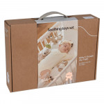 Η φωτογραφία δείχνει Το σετ περιλαμβάνει 2 κουδουνίστρες σε σχήμα αρκουδάκι για ατελείωτο παιχνίδι, 1 μαλακό πανάκι, στο οποίο υπάρχει η δυνατότητα να κρεμάσετε την πιπίλα του μωρού σας, μια κουβέρτα minky για να χουχουλιάζει στον ύπνο του και 1 κρεμαστό μαλακό παιχνίδι από το οποίο κρέμονται 3 παιχ