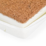 Η φωτογραφία δείχνει Το στρώμα Aloe Spring διαθέτει πυρήνα από αφρό πολυουρεθάνης υψηλής πυκνότητας, σε συνδυασμό με ένα στρώμα ινών καρύδας πάχους 2 cm στη μία πλευρά, παρέχοντας ορθοπεδική στήριξη.