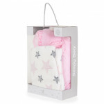 Η φωτογραφία δείχνει Ένα υπέροχο σετ που περιλαμβάνει ένα μαλακό μαξιλάρι σε σχήμα αξιολάτρευτου αρκούδου, διαστάσεων 40x38 cm και μια ζεστή κουβέρτα, διαστάσεων 75x90 cm.