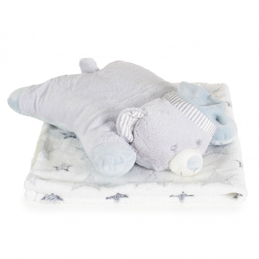 Η φωτογραφία δείχνει Ένα υπέροχο σετ που περιλαμβάνει ένα μαλακό μαξιλάρι σε σχήμα αξιολάτρευτου αρκούδου, διαστάσεων 40x38 cm και μια ζεστή κουβέρτα, διαστάσεων 75x90 cm.