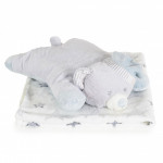 Η φωτογραφία δείχνει Ένα υπέροχο σετ που περιλαμβάνει ένα μαλακό μαξιλάρι σε σχήμα αξιολάτρευτου αρκούδου, διαστάσεων 40x38 cm και μια ζεστή κουβέρτα, διαστάσεων 75x90 cm.