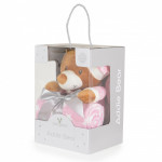 Η φωτογραφία δείχνει Σετ δώρου που αποτελείται απο κουβέρτα αγκαλιάς σε διαστάσεις 75/90cm και βελούδινο αρκουδάκι ύψους 24 εκατ.