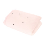 Η φωτογραφία δείχνει Βελούδινο σετ δώρου που αποτελείται από βρεφική κουβέρτα αγκαλιάς και ένα μαλακό λούτρινο παιχνίδι.