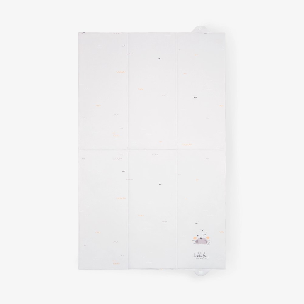 Διατηρήστε το μωρό σας καθαρό και άνετο κατά την αλλαγή της πάνας με την πτυσσόμενη αλλξιέρα από PVC HEDGE-HUGS 50x80 cmΑδιάβροχο προιόν και εύκολο στον καθαρισμό– Κατασκευασμένο από ανθεκτικό υλικό PVC, αυτό το μαξιλαράκι αλλαγής παρέχει μια αδιάβροχη επιφάνεια που καθαρίζεται εύκολα μετά τη χρήση.