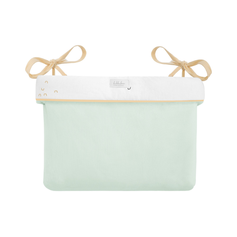 Η φωτογραφία δείχνει ΠεριγραφήΚρατήστε τα απαραίτητα για το μωρό σας οργανωμένα και σε κοντινή απόσταση με το Καλάθι για πάνες με κορδόνια.