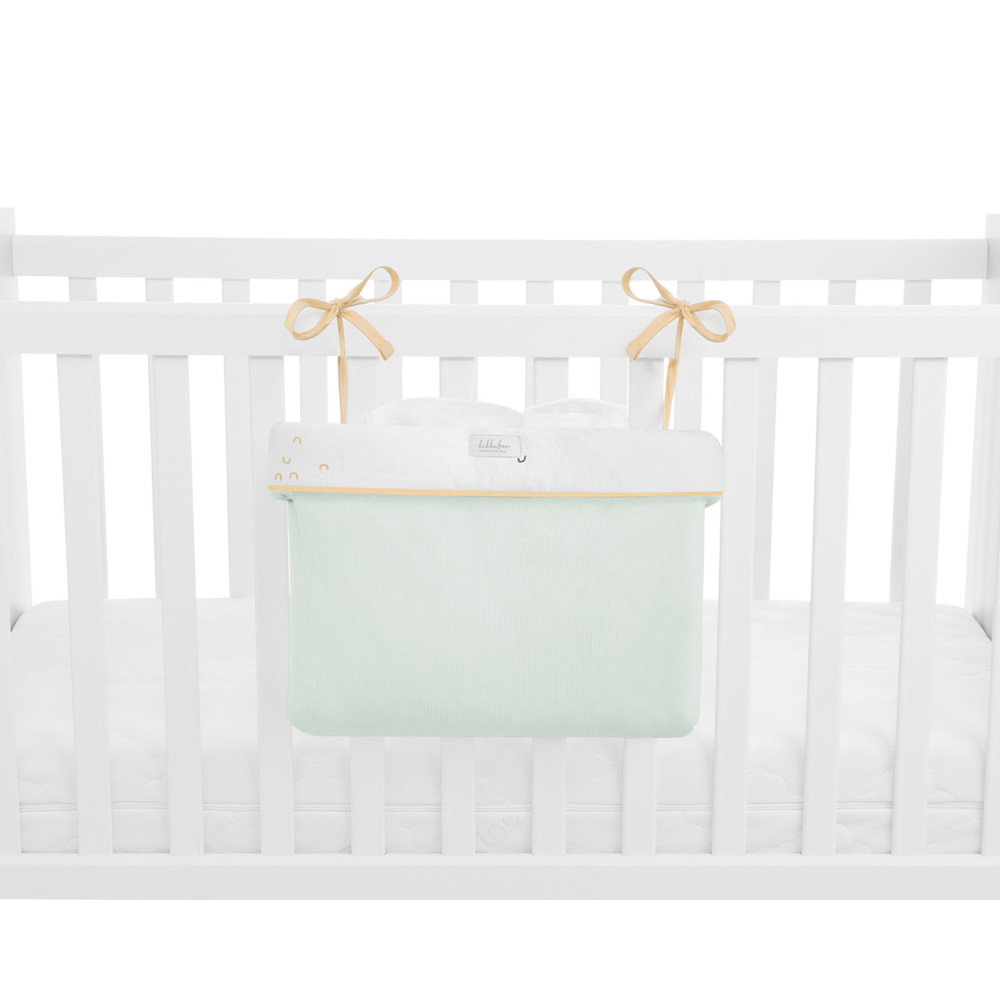 Η φωτογραφία δείχνει ΠεριγραφήΚρατήστε τα απαραίτητα για το μωρό σας οργανωμένα και σε κοντινή απόσταση με το Καλάθι για πάνες με κορδόνια.