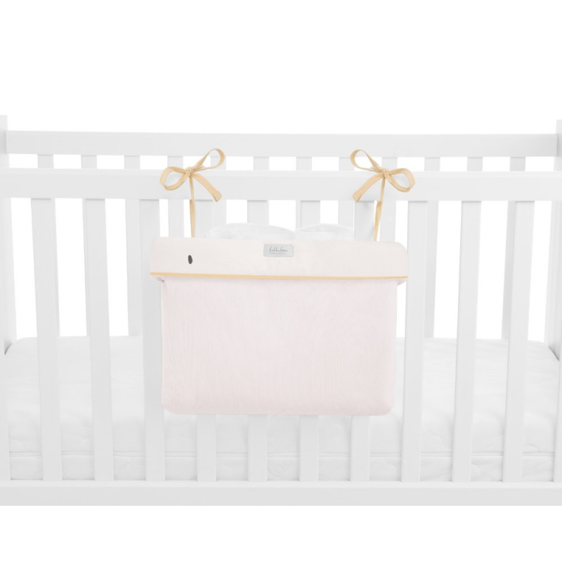 ΠεριγραφήΚρατήστε τα απαραίτητα για το μωρό σας οργανωμένα και σε κοντινή απόσταση με το Καλάθι για πάνες με κορδόνια.