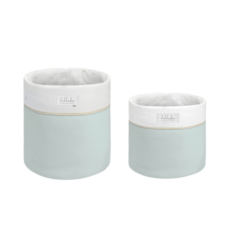 Οργανώστε τα απαραίτητα του μωρού σας με το σετ καλαθιών για το βρεφικό σας δωμάτιο το οποίο έχει σχεδιαστεί προσεκτικά για να διατηρεί το παιδικό σας δωμάτιο τακτοποιημένο και κομψό.