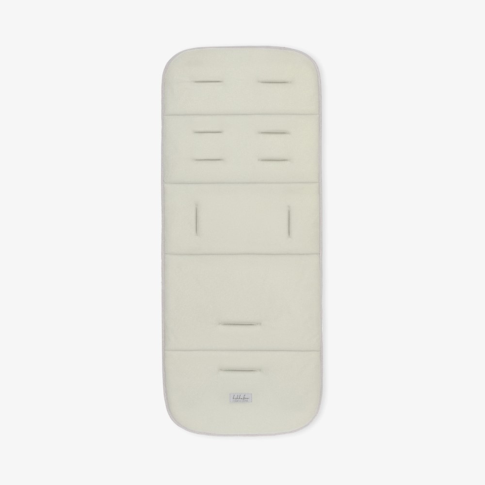 Η φωτογραφία δείχνει Αναβαθμίστε την άνεση του καροτσιού σας με την επένδυση καροτσιού BUTTERFLY DANCE! Σχεδιασμένο για επιπλέον απαλότητα και υποστήριξη, αυτή η κομψή και αναστρέψιμη επένδυση βελτιώνει τη βόλτα του μωρού σας προσθέτοντας μια νότα προσωπικότητας.