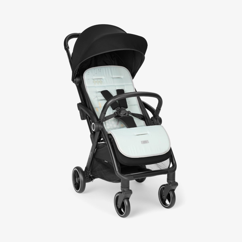 Η φωτογραφία δείχνει Αναβαθμίστε την άνεση του καροτσιού σας με την επένδυση καροτσιού BUTTERFLY DANCE! Σχεδιασμένο για επιπλέον απαλότητα και υποστήριξη, αυτή η κομψή και αναστρέψιμη επένδυση βελτιώνει τη βόλτα του μωρού σας προσθέτοντας μια νότα προσωπικότητας.