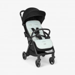 Η φωτογραφία δείχνει Αναβαθμίστε την άνεση του καροτσιού σας με την επένδυση καροτσιού BUTTERFLY DANCE! Σχεδιασμένο για επιπλέον απαλότητα και υποστήριξη, αυτή η κομψή και αναστρέψιμη επένδυση βελτιώνει τη βόλτα του μωρού σας προσθέτοντας μια νότα προσωπικότητας.