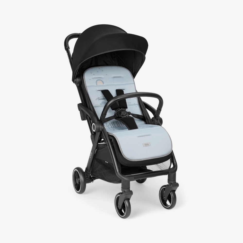 Η φωτογραφία δείχνει Αναβαθμίστε την άνεση του καροτσιού σας με την επένδυση καροτσιού BUTTERFLY DANCE! Σχεδιασμένο για επιπλέον απαλότητα και υποστήριξη, αυτή η κομψή και αναστρέψιμη επένδυση βελτιώνει τη βόλτα του μωρού σας προσθέτοντας μια νότα προσωπικότητας.