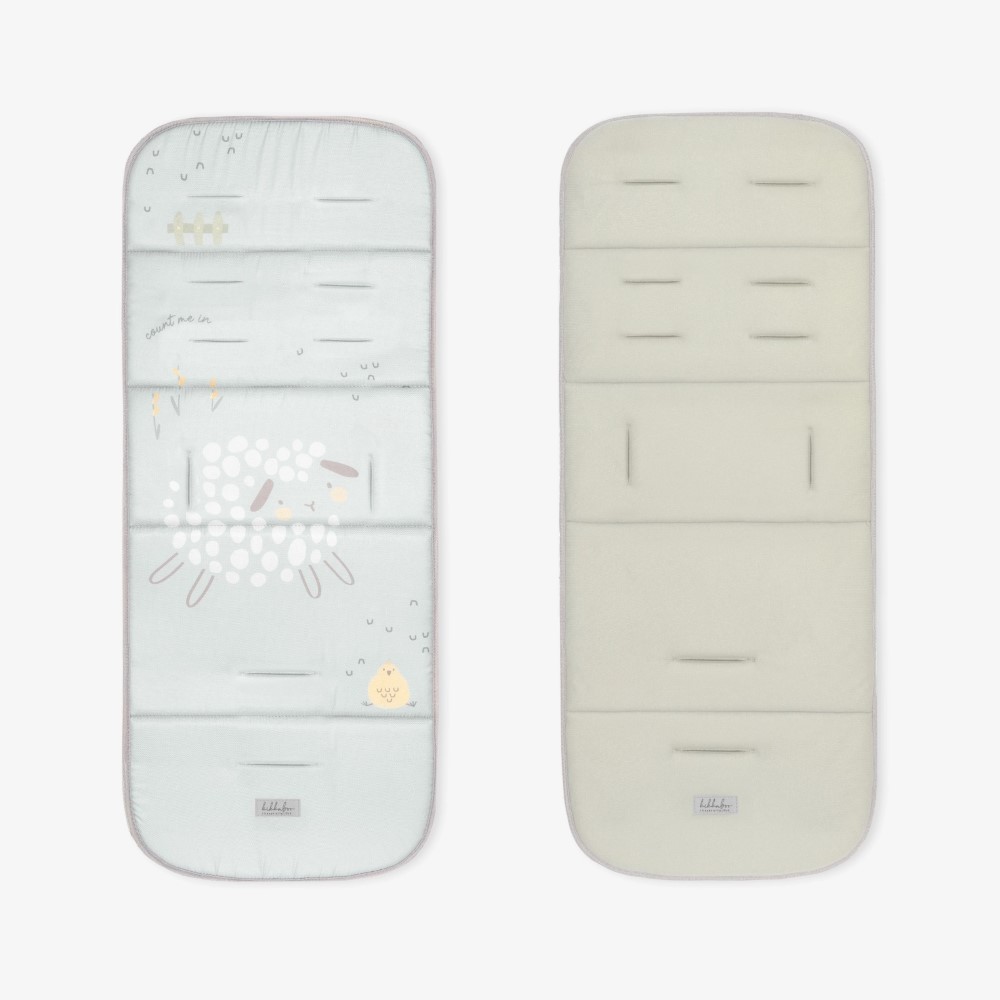 Η φωτογραφία δείχνει Αναβαθμίστε την άνεση του καροτσιού σας με την επένδυση καροτσιού BUTTERFLY DANCE! Σχεδιασμένο για επιπλέον απαλότητα και υποστήριξη, αυτή η κομψή και αναστρέψιμη επένδυση βελτιώνει τη βόλτα του μωρού σας προσθέτοντας μια νότα προσωπικότητας.