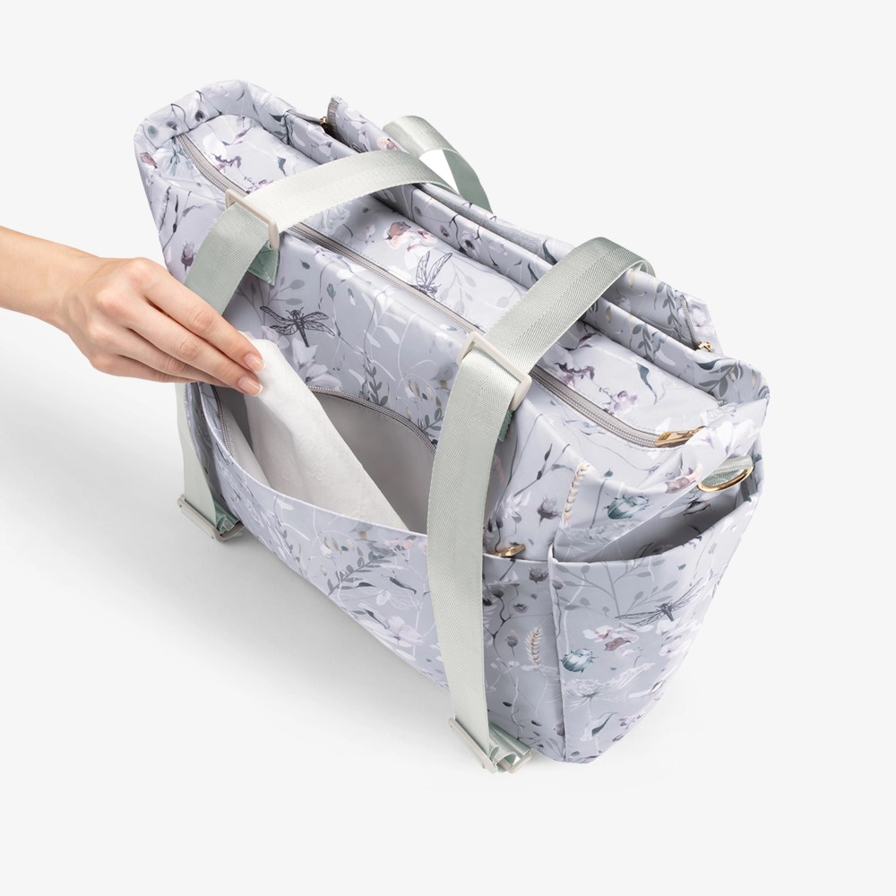 Η φωτογραφία δείχνει Μείνετε κομψοί και οργανωμένοι σε κάθε σας έξοδο με τη μαμά τσάντα FLORENCE!  Σχεδιασμένη για σύγχρονους γονείς, αυτή η πολυτελής τσάντα συνδυάζει τη λειτουργικότητα με ένα πολύχρωμο ντιζάιν στάμπα, διασφαλίζοντας ότι όλα τα απαραίτητα για το μωρό είναι οργανωμένα και προσι