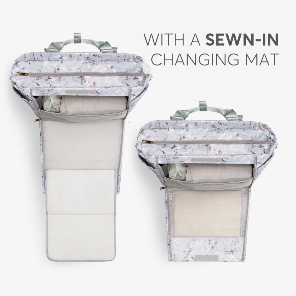 Η φωτογραφία δείχνει Μείνετε κομψοί και οργανωμένοι σε κάθε σας έξοδο με τη μαμά τσάντα FLORENCE!  Σχεδιασμένη για σύγχρονους γονείς, αυτή η πολυτελής τσάντα συνδυάζει τη λειτουργικότητα με ένα πολύχρωμο ντιζάιν στάμπα, διασφαλίζοντας ότι όλα τα απαραίτητα για το μωρό είναι οργανωμένα και προσι