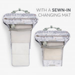 Η φωτογραφία δείχνει Μείνετε κομψοί και οργανωμένοι σε κάθε σας έξοδο με τη μαμά τσάντα FLORENCE!  Σχεδιασμένη για σύγχρονους γονείς, αυτή η πολυτελής τσάντα συνδυάζει τη λειτουργικότητα με ένα πολύχρωμο ντιζάιν στάμπα, διασφαλίζοντας ότι όλα τα απαραίτητα για το μωρό είναι οργανωμένα και προσι