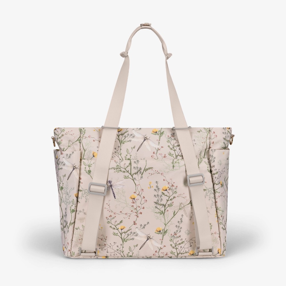 Μείνετε κομψοί και οργανωμένοι σε κάθε σας έξοδο με τη μαμά τσάντα FLORENCE!  Σχεδιασμένη για σύγχρονους γονείς, αυτή η πολυτελής τσάντα συνδυάζει τη λειτουργικότητα με ένα πολύχρωμο ντιζάιν στάμπα, διασφαλίζοντας ότι όλα τα απαραίτητα για το μωρό είναι οργανωμένα και προσιτά.