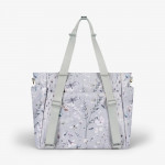 Η φωτογραφία δείχνει Μείνετε κομψοί και οργανωμένοι σε κάθε σας έξοδο με τη μαμά τσάντα FLORENCE!  Σχεδιασμένη για σύγχρονους γονείς, αυτή η πολυτελής τσάντα συνδυάζει τη λειτουργικότητα με ένα πολύχρωμο ντιζάιν στάμπα, διασφαλίζοντας ότι όλα τα απαραίτητα για το μωρό είναι οργανωμένα και προσι