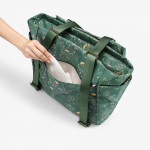 Η φωτογραφία δείχνει Μείνετε κομψοί και οργανωμένοι σε κάθε σας έξοδο με τη μαμά τσάντα FLORENCE!  Σχεδιασμένη για σύγχρονους γονείς, αυτή η πολυτελής τσάντα συνδυάζει τη λειτουργικότητα με ένα πολύχρωμο ντιζάιν στάμπα, διασφαλίζοντας ότι όλα τα απαραίτητα για το μωρό είναι οργανωμένα και προσι