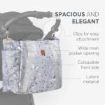 Η φωτογραφία δείχνει Μείνετε κομψοί και οργανωμένοι σε κάθε σας έξοδο με τη μαμά τσάντα FLORENCE!  Σχεδιασμένη για σύγχρονους γονείς, αυτή η πολυτελής τσάντα συνδυάζει τη λειτουργικότητα με ένα πολύχρωμο ντιζάιν στάμπα, διασφαλίζοντας ότι όλα τα απαραίτητα για το μωρό είναι οργανωμένα και προσι