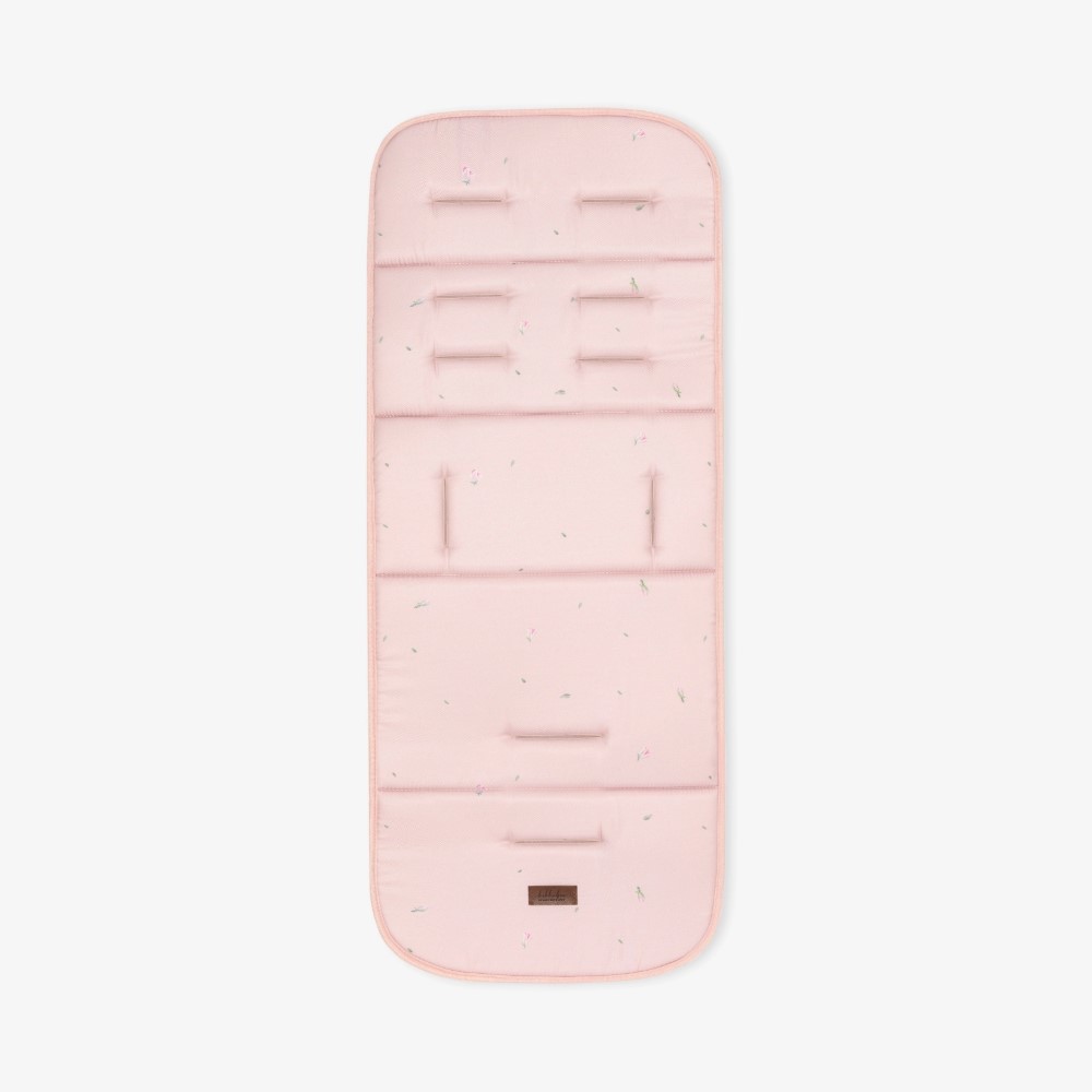 Η φωτογραφία δείχνει Αναβαθμίστε την άνεση του καροτσιού σας με την επένδυση καροτσιού BUTTERFLY DANCE! Σχεδιασμένο για επιπλέον απαλότητα και υποστήριξη, αυτή η κομψή και αναστρέψιμη επένδυση βελτιώνει τη βόλτα του μωρού σας προσθέτοντας μια νότα προσωπικότητας.