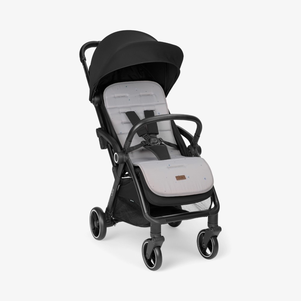 Η φωτογραφία δείχνει Αναβαθμίστε την άνεση του καροτσιού σας με την επένδυση καροτσιού BUTTERFLY DANCE! Σχεδιασμένο για επιπλέον απαλότητα και υποστήριξη, αυτή η κομψή και αναστρέψιμη επένδυση βελτιώνει τη βόλτα του μωρού σας προσθέτοντας μια νότα προσωπικότητας.