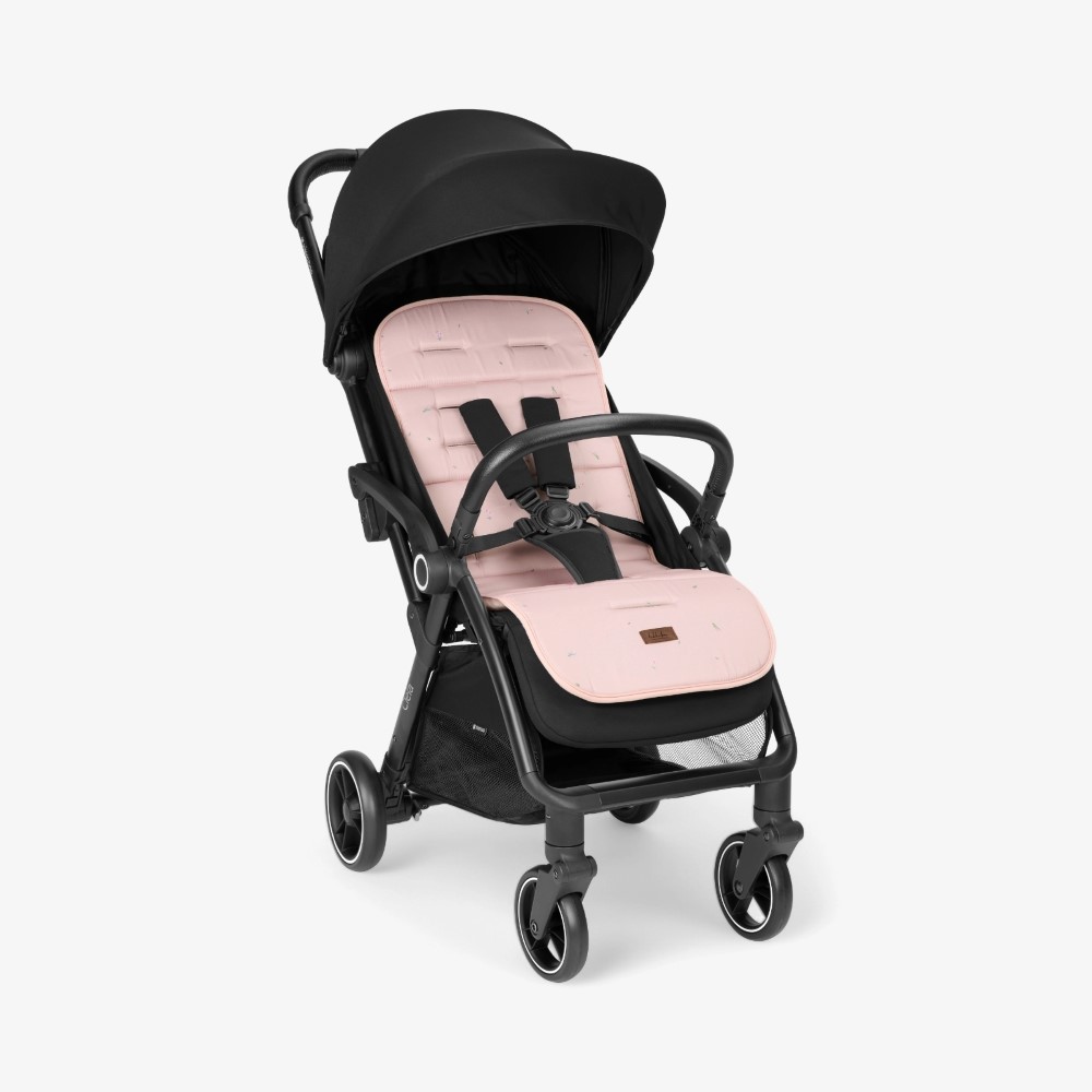 Η φωτογραφία δείχνει Αναβαθμίστε την άνεση του καροτσιού σας με την επένδυση καροτσιού BUTTERFLY DANCE! Σχεδιασμένο για επιπλέον απαλότητα και υποστήριξη, αυτή η κομψή και αναστρέψιμη επένδυση βελτιώνει τη βόλτα του μωρού σας προσθέτοντας μια νότα προσωπικότητας.