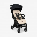 Η φωτογραφία δείχνει Αναβαθμίστε την άνεση του καροτσιού σας με την επένδυση καροτσιού BUTTERFLY DANCE! Σχεδιασμένο για επιπλέον απαλότητα και υποστήριξη, αυτή η κομψή και αναστρέψιμη επένδυση βελτιώνει τη βόλτα του μωρού σας προσθέτοντας μια νότα προσωπικότητας.