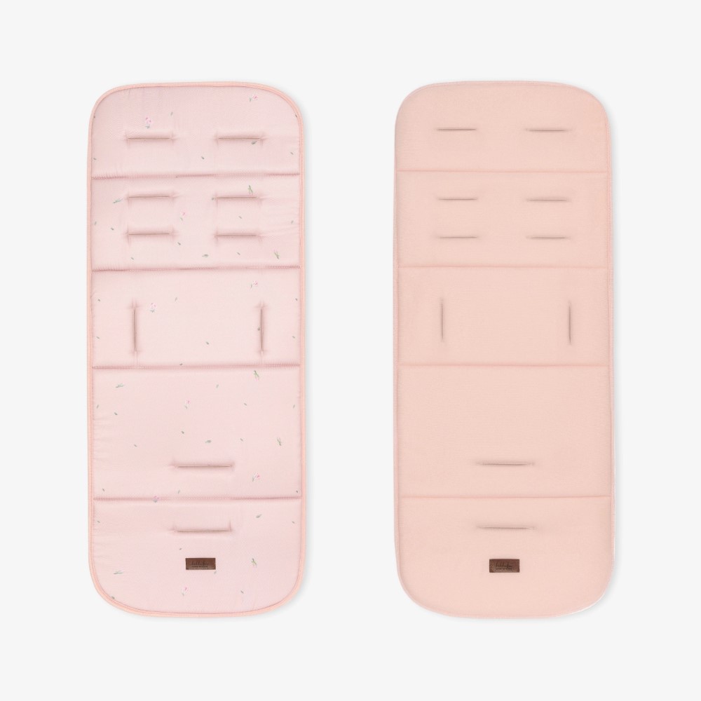 Η φωτογραφία δείχνει Αναβαθμίστε την άνεση του καροτσιού σας με την επένδυση καροτσιού BUTTERFLY DANCE! Σχεδιασμένο για επιπλέον απαλότητα και υποστήριξη, αυτή η κομψή και αναστρέψιμη επένδυση βελτιώνει τη βόλτα του μωρού σας προσθέτοντας μια νότα προσωπικότητας.