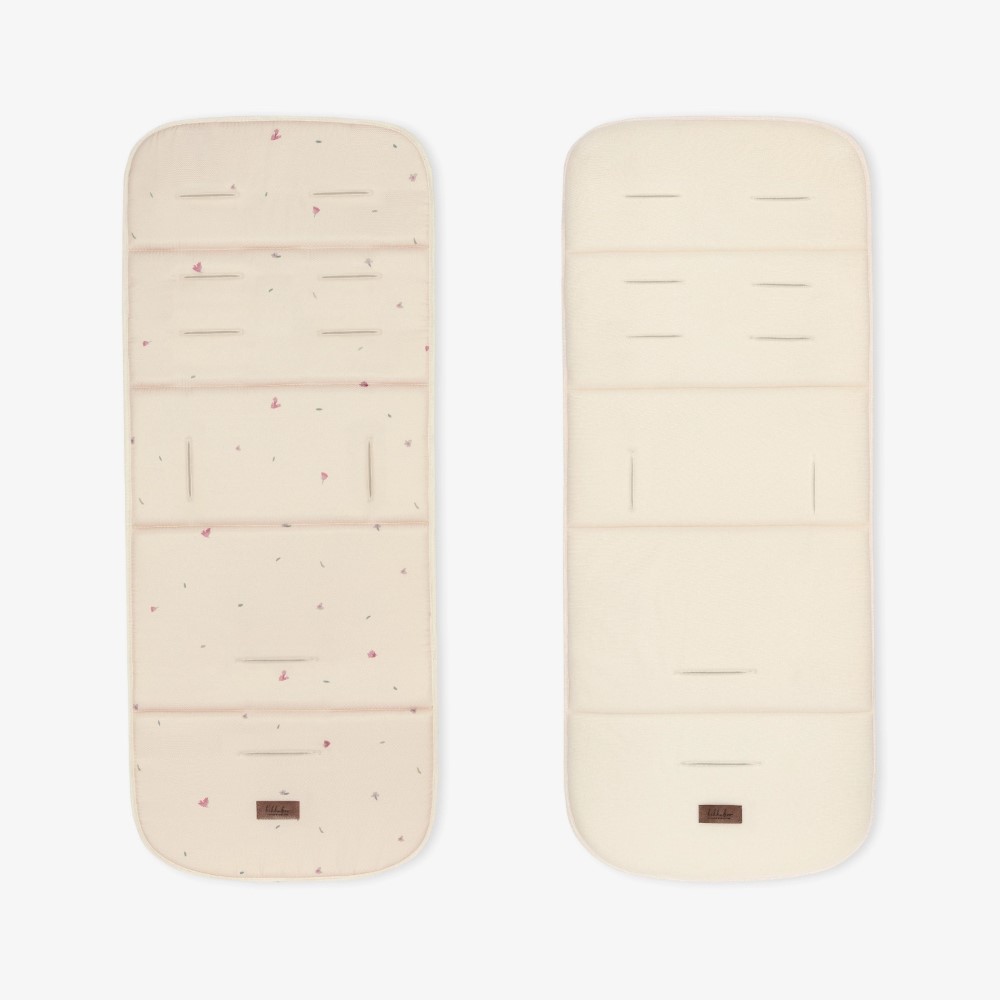 Η φωτογραφία δείχνει Αναβαθμίστε την άνεση του καροτσιού σας με την επένδυση καροτσιού BUTTERFLY DANCE! Σχεδιασμένο για επιπλέον απαλότητα και υποστήριξη, αυτή η κομψή και αναστρέψιμη επένδυση βελτιώνει τη βόλτα του μωρού σας προσθέτοντας μια νότα προσωπικότητας.