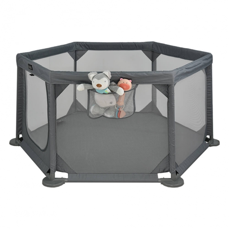 Η φωτογραφία δείχνει Το νέο πολύγονο υφασμάτινο παρκοκρέβατο Cool της BebeStars σχεδιάστηκε σε σχήμα εξάγωνου, ώστε να μην καταλαμβάνει μεγάλο χώρο στο δωμάτιο, αλλά να παρέχει αρκετό χώρο για τα παιδιά την ώρα του παιχνιδιού.