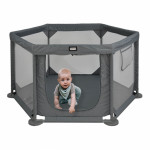 Η φωτογραφία δείχνει Το νέο πολύγονο υφασμάτινο παρκοκρέβατο Cool της BebeStars σχεδιάστηκε σε σχήμα εξάγωνου, ώστε να μην καταλαμβάνει μεγάλο χώρο στο δωμάτιο, αλλά να παρέχει αρκετό χώρο για τα παιδιά την ώρα του παιχνιδιού.