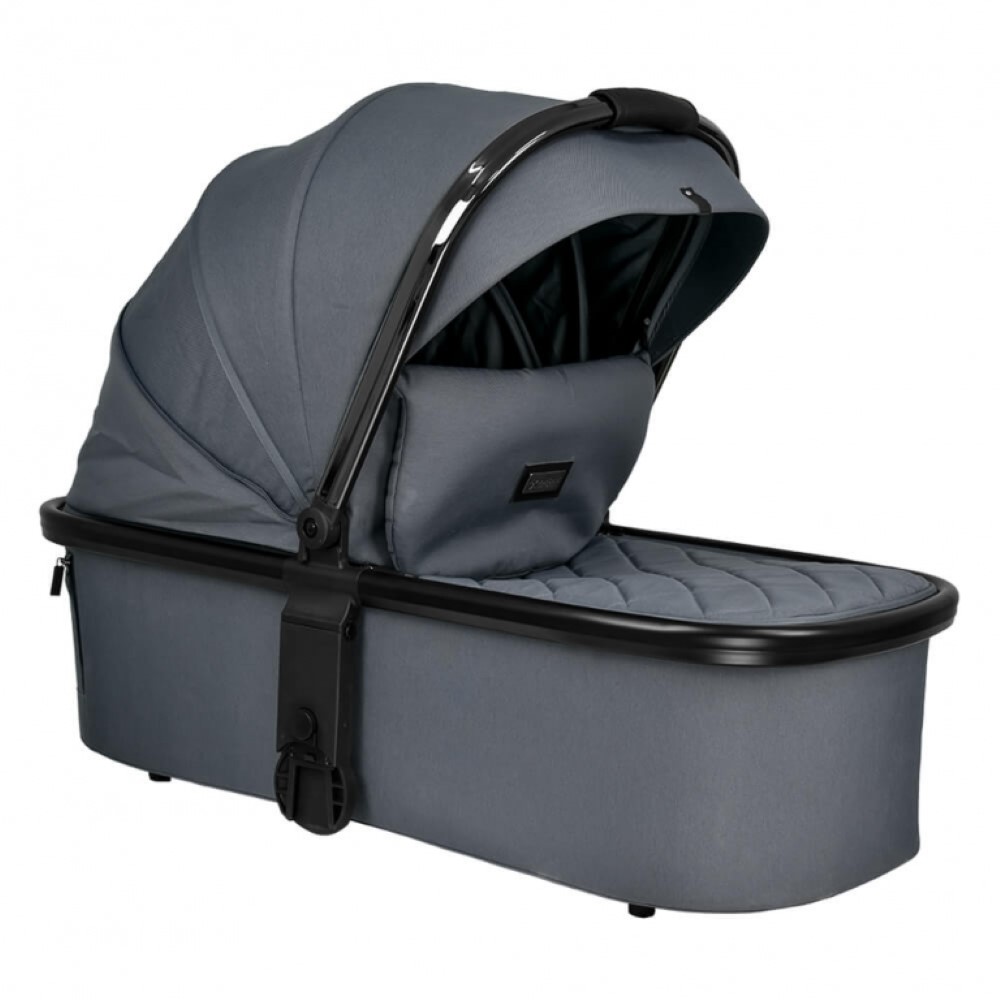 Μια εξαιρετική νέα προσθήκη ήρθε στην οικογένεια της Bebe Stars με σκοπό να διευκολύνει κάθε γονέα!Το Mirage 2 σε 1 πολυκαρότσι είναι στυλάτο, μοντέρνο, άνετο, ευέλικτο και όπως πάντα ποιοτικό  με την υπογραφή της Bebe Stars!Ο καινοτόμος αυτόματος μηχανισμός Quick –Twist του τιμονιού γονέα με τ