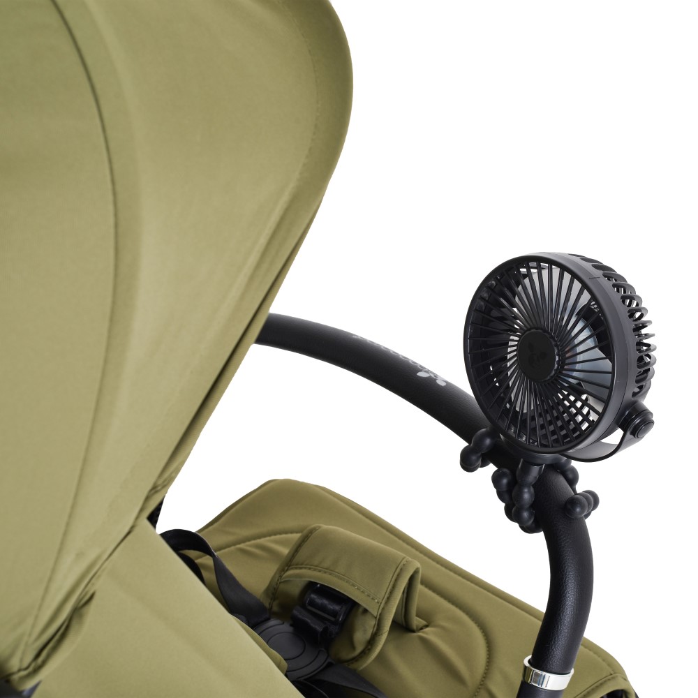 Αυτός ο πρακτικός ανεμιστήρας διαθέτει μια ενσωματωμένη επαναφορτιζόμενη μπαταρία και ένα εύκαμπτο τρίποδο με τρία πόδια, καθιστώντας το εύκολο στη χρήση τόσο σε εσωτερικούς όσο και σε εξωτερικούς χώρους.