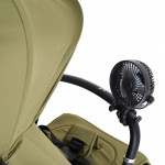 Αυτός ο πρακτικός ανεμιστήρας διαθέτει μια ενσωματωμένη επαναφορτιζόμενη μπαταρία και ένα εύκαμπτο τρίποδο με τρία πόδια, καθιστώντας το εύκολο στη χρήση τόσο σε εσωτερικούς όσο και σε εξωτερικούς χώρους.