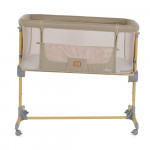 Η φωτογραφία δείχνει Το Aura Baby Bed δημιουργείται με προσοχή στην κάθε λεπτομέρεια, διασφαλίζοντας ότι το μωρό σας είναι πάντα κοντά σας! Πρακτικό, άνετο και ασφαλές, αυτό το πολυλειτουργικό βρεφικό κρεβάτι είναι η τέλεια λύση για τον ήρεμο ύπνο του παιδιού σας.