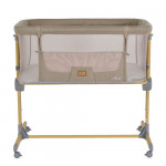 Η φωτογραφία δείχνει Το Aura Baby Bed δημιουργείται με προσοχή στην κάθε λεπτομέρεια, διασφαλίζοντας ότι το μωρό σας είναι πάντα κοντά σας! Πρακτικό, άνετο και ασφαλές, αυτό το πολυλειτουργικό βρεφικό κρεβάτι είναι η τέλεια λύση για τον ήρεμο ύπνο του παιδιού σας.