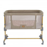 Η φωτογραφία δείχνει Το Aura Baby Bed δημιουργείται με προσοχή στην κάθε λεπτομέρεια, διασφαλίζοντας ότι το μωρό σας είναι πάντα κοντά σας! Πρακτικό, άνετο και ασφαλές, αυτό το πολυλειτουργικό βρεφικό κρεβάτι είναι η τέλεια λύση για τον ήρεμο ύπνο του παιδιού σας.