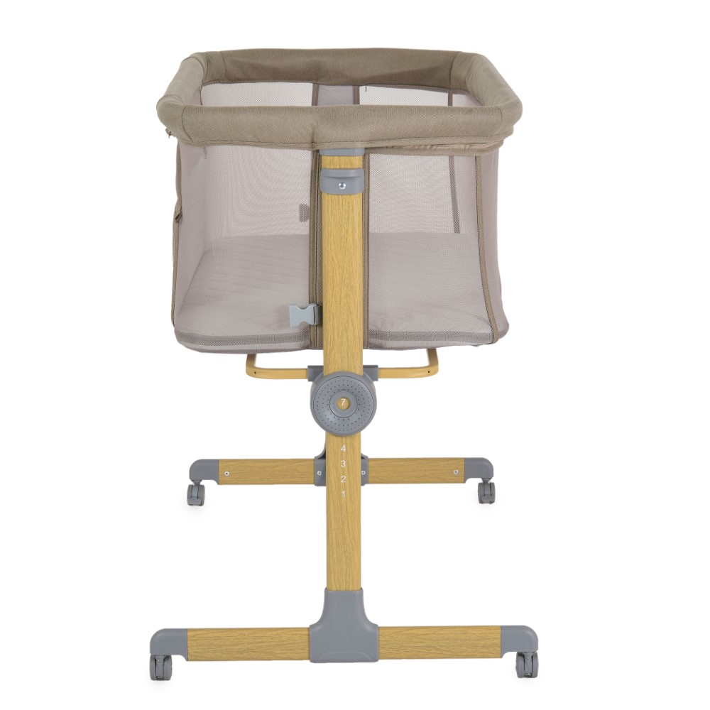 Η φωτογραφία δείχνει Το Aura Baby Bed δημιουργείται με προσοχή στην κάθε λεπτομέρεια, διασφαλίζοντας ότι το μωρό σας είναι πάντα κοντά σας! Πρακτικό, άνετο και ασφαλές, αυτό το πολυλειτουργικό βρεφικό κρεβάτι είναι η τέλεια λύση για τον ήρεμο ύπνο του παιδιού σας.