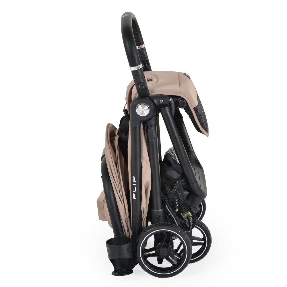 Η φωτογραφία δείχνει Το Flip είναι η τέλεια επιλογή για κάθε μητέρα, ζυγίζει μόλις 6,9 κιλά - και η χαρακτηριστική σχεδίαση το κάνει αισθητό σε όλους όσοι περνούν!Κατάλληλο από τη γέννηση έως 22 κιλά, το κομψό καρότσι Flip θα είναι απαραίτητος βοηθός για κάθε γονέα.