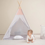 ΠεριγραφήΔημιουργήστε έναν μαγικό χώρο παιχνιδιού για το μικρό σας με το Ξύλινο Τσιπ με Επενδυμένο Ματ! Σχεδιασμένη για παιδιά ηλικίας 3+ ετών, αυτή η γοητευτική σκηνή εσωτερικού χώρου είναι ιδανική για ευφάνταστο παιχνίδι, διάβασμα ή χαλάρωση σε ένα άνετο καταφύγιο.