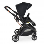 Η φωτογραφία δείχνει Το καρότσι Bingo 2-σε-1 της Moni είναι η τέλεια λύση για γονείς που αναζητούν άνεση, λειτουργικότητα και ασφάλεια.