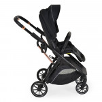 Η φωτογραφία δείχνει Το καρότσι Bingo 2-σε-1 της Moni είναι η τέλεια λύση για γονείς που αναζητούν άνεση, λειτουργικότητα και ασφάλεια.