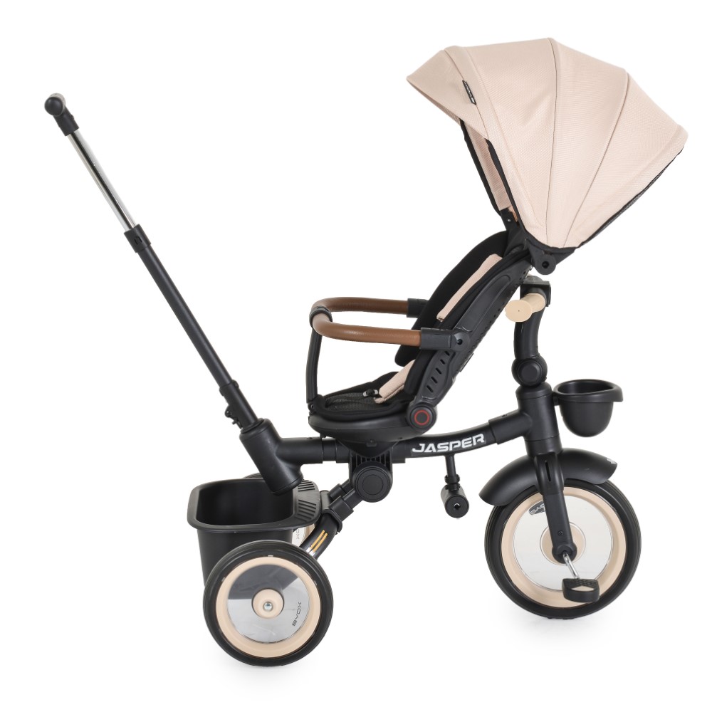 Η φωτογραφία δείχνει Το Jasper είναι το τέλειο τρίκυκλο για παιδιά άνω των 10 μηνών, με μέγιστη χωρητικότητα βάρους 25 κιλά – ο ιδανικός σύντροφος για διασκέδαση και άνεση στην αρχή του ταξιδιού του παιδιού σας!Το τρίκυκλο μπορεί να χρησιμοποιηθεί με δύο κύριες επιλογές:Τρίκυκλο με λαβή γονικού ελέγ