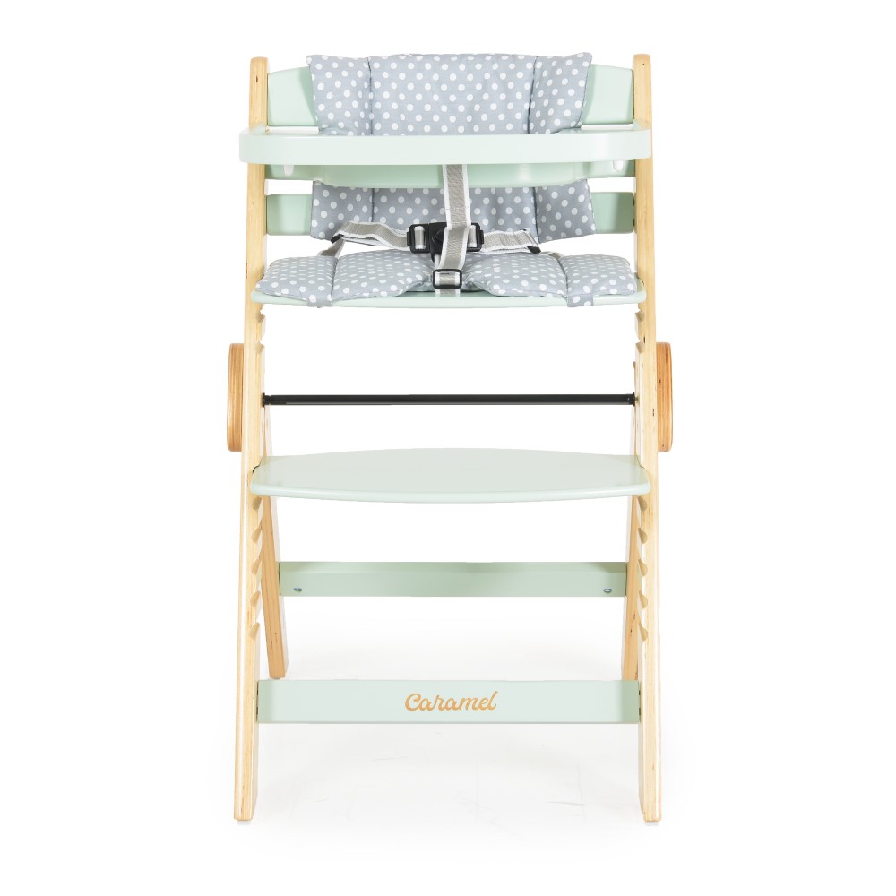 Η φωτογραφία δείχνει Το παιδικό ξύλινο καρεκλάκι Caramel έχει 3 επίπεδα καθίσματος και 6 επίπεδα στο υποπόδιο.