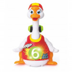 Η φωτογραφία δείχνει Η χήνα που χορεύει κάνει το μωρό να μπουσουλήσει ή να περπατήσει μετά από αυτήν.